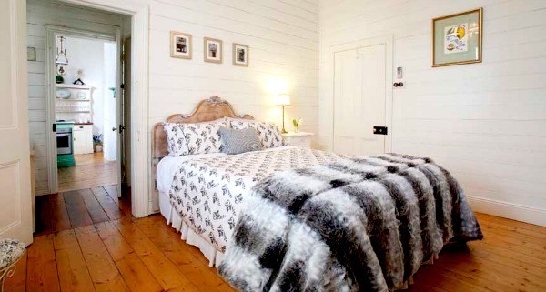 lake daylesford country house white bedroom