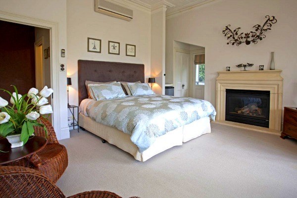 lake daylesford country house beige bedroom